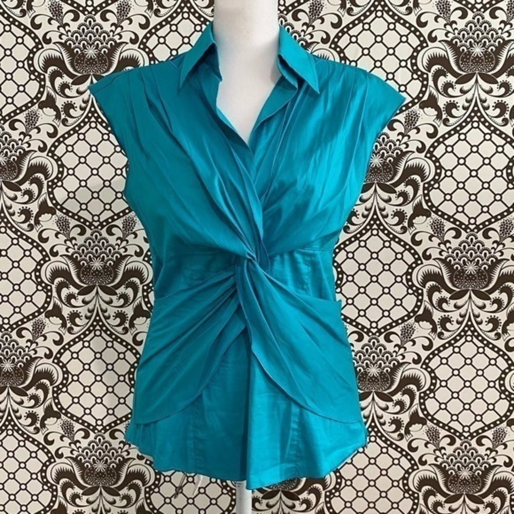 💜TRINA TURK ✨ cap sleeve wrap front top